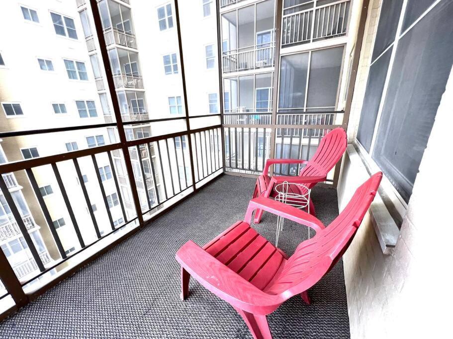 Apartment Downtown Oasis . City Views. 9-O